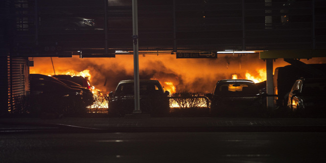 Tz volt egy norvég reptéren, több száz autó semmisült meg