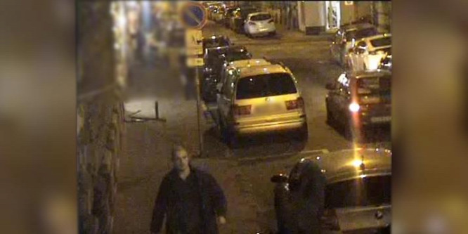 Egy motoron, egy autón és egy arra sétálón vezette le dühét, most ezt a férfit keresik a rendőrök