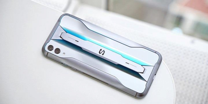 5G-vel és 16 GB RAM-mal támad az új Xiaomi gamermobil