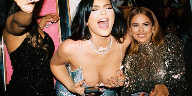 Kylie Jenner egy szál melltartóban lóg a kötélen - Fotó
