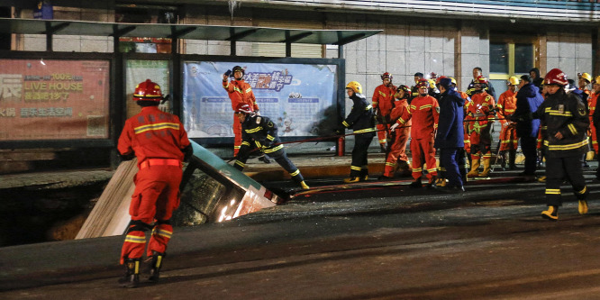 Elnyelte a föld a buszt, legalább hatan meghaltak - videó