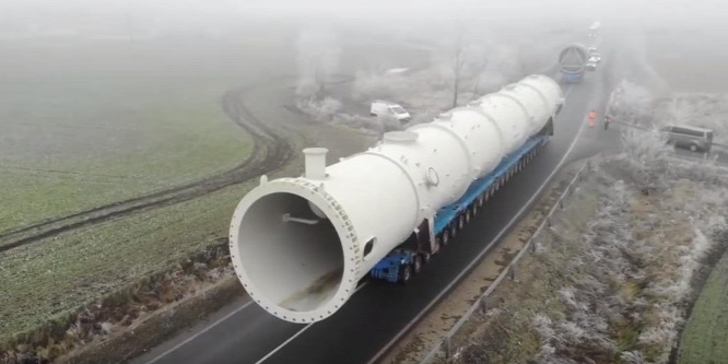 Tiszaújvárosba ért a 240 tonnás szörnyeteg