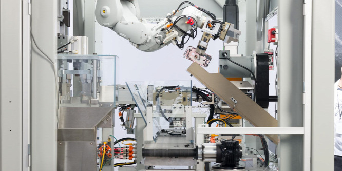 Bámulatos, amit ez a robot tesz a kidobott iPhone-okkal