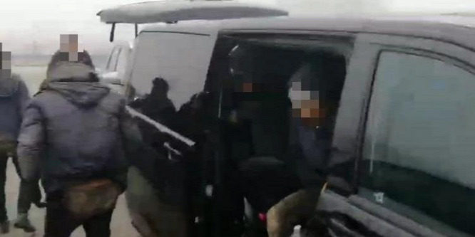 Embercsempészt és illegális migránsokat fogtak el Paksnál
