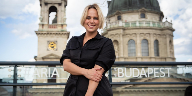 Baleset érte a Honeybeast énekesnőjét, Tarján Zsófit