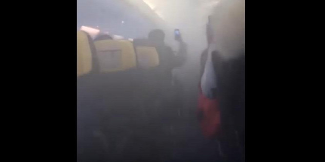Sűrű füst töltötte meg a Ryanair gépének utasterét – videó