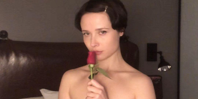 Bizarr képeket oszt meg magáról Zoe, a szexedukátor (18+)