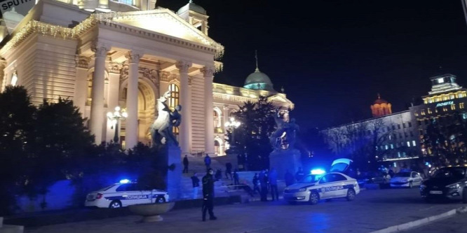 Öngyilkos lett egy férfi a szerb parlament lépcsőjén