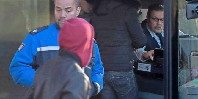 Agresszív migránsbandák miatt biztonsági őrök kellenek a holland buszokra