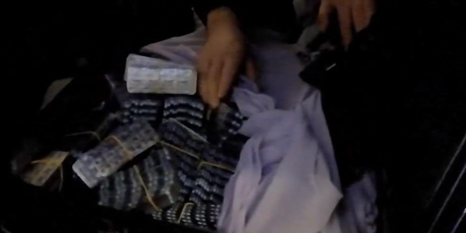 173 ezer engedély nélküli gyógyszert találtak egy autóban Tompán - videó