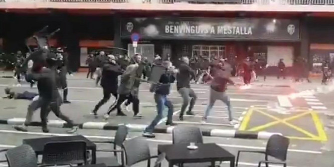Cirkusz Messiék meccse előtt, székekkel verték egymást a szurkolók - videó