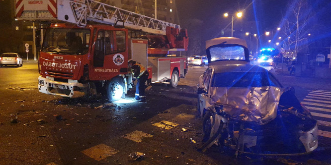 Brutális fotó a nyíregyházi balesetről - tűzoltóautó és egy kocsi ütközött