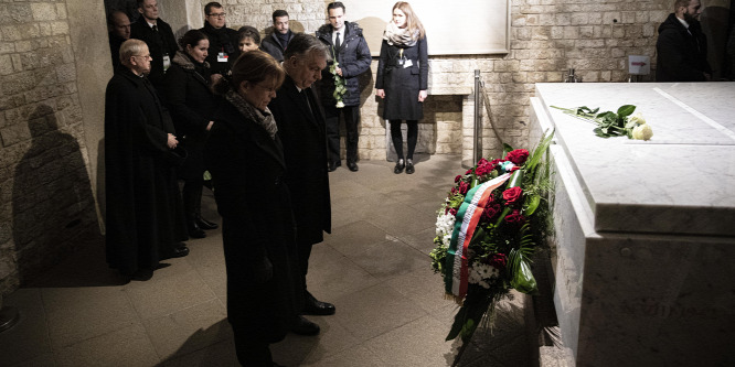 Orbán Viktor megkoszorúzta a néhai lengyel elnök sírját