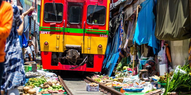 Bangkok két arca: a drága turistacsapdák és vasúti sínek mentén élők városa