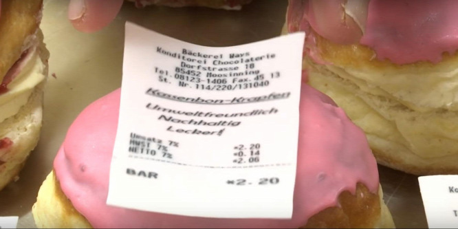 Ehető blokkot ad a vásárlóinak egy cukrász