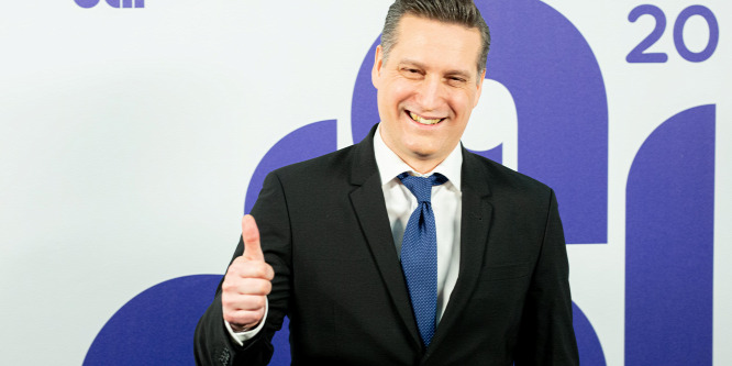 Pély Barna újra szerelmes: menedzsere, Évi a választottja