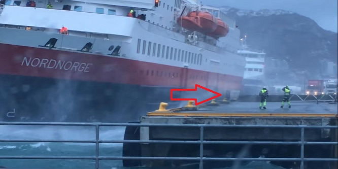 A kikötőnek csapódott az utasszállító hajó – videó