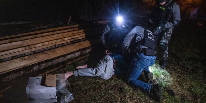 Fogta a drogot a budapesti férfi, és mezítláb próbált elfutni a rendőrök elől
