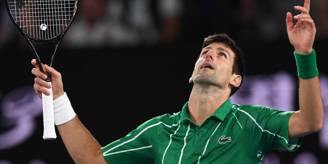 A sötét belgrádi utcán teniszezett Djokovic a rajongóival - videó