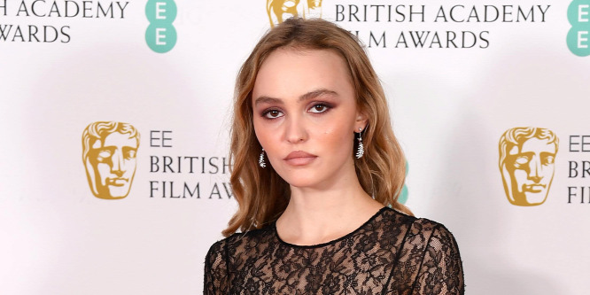 Átlátszó csipkeruhában villantott mellbimbót Johnny Depp lánya, Lily-Rose (18+)