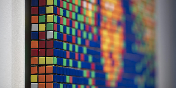 Elárverezik a 330 darab Rubik-kockából készült Mona Lisa képet
