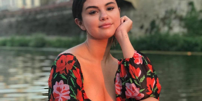 Rachel-frizurát vágatott Selena Gomez