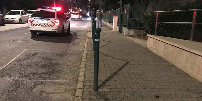 Egy félmeztelen férfi őrjöngött a Csörsz utcában
