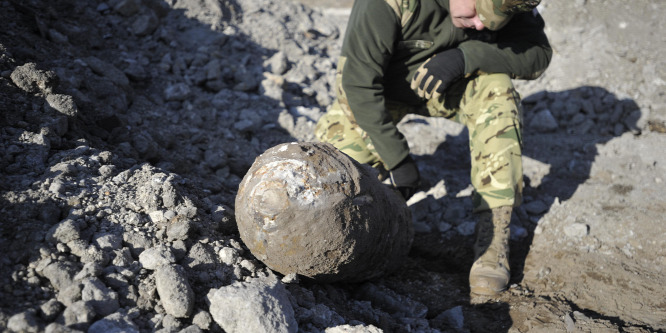 Második világháborús bombát találtak Bükön, ki kell üríteni egy gyárat