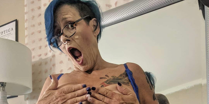 Az interneten vetkőzik ez az amerikai nagymama