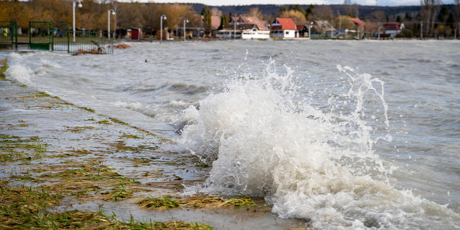 A Balatonra riasztották a vízi rendröket: elsodort két csónakost a viharos szél