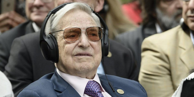Miután kiskátét adott ki arról, hogyan kell tüntetni, megszervezi az első tüntetést Soros szervezete