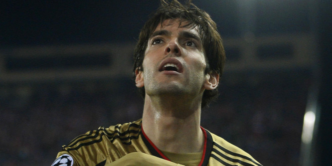Az aranylabdás brazil Kaká egy londoni kispályás csapatba állt be focizni