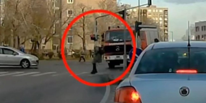 Szirénázó tûzoltó elé lépett egy gyalogos - videó