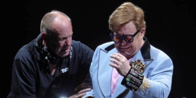 Koncert közben ment el a hangja Elton Johnnak - videó