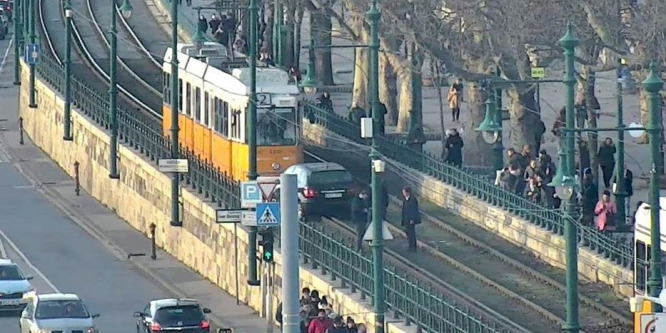 Meglepő baleset miatt nem járt a 2-es villamos