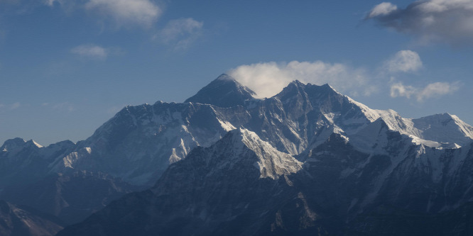 A lehetetlenre vállalkozik öt serpa a Mount Everesten