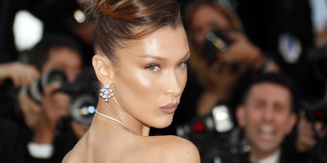 Bella Hadid ijesztően vékony derekat villantott - Fotó