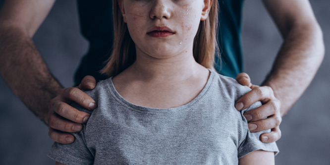 Bestiális: 5 éves kislányokat erőszakolt meg a gyermekotthon igazgatója (18+)