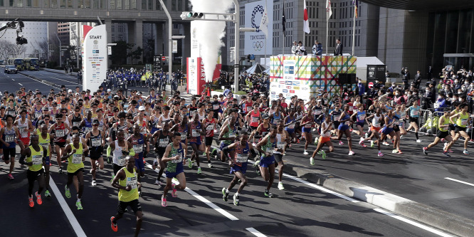 A koronavírus miatt üres utcákon, szurkolók nélkül rendezték meg a tokiói maratont