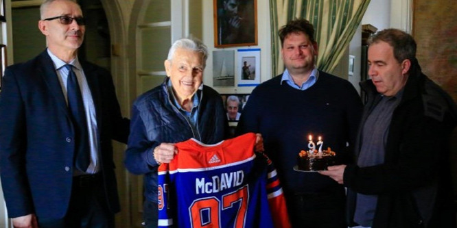 Az NHL-sztár dedikált mezzel köszöntötte a magyar hoki legendáját