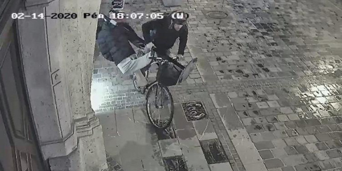 Nem tudni mire kell neki, de az biztos, hogy ellopott egy próbababát Győrben