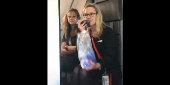 A padlóra szórva szolgálta fel a snacket a stewardess – videó