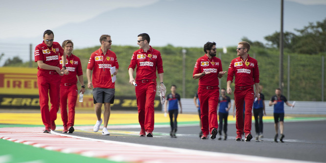 Nem tiltják ki az olaszokat, teljes mezőny mehet az F1-es idénynyitóra