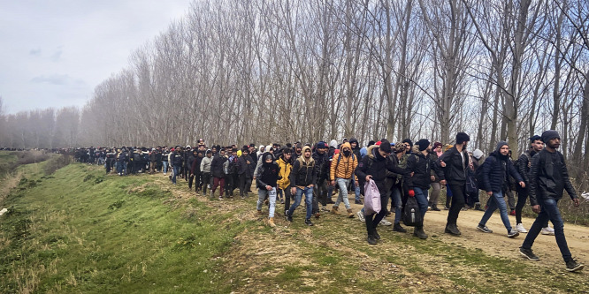 A migránshullám miatt lezárhatják Szerbia déli határát