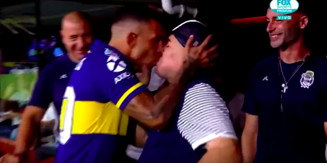 Carlos Tévez csókkal köszöntötte Maradonát - videó