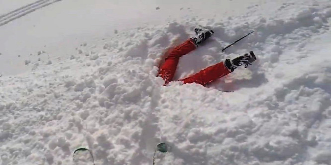Csak a lába látszódott a hóban a fuldokló síelőnek – videó
