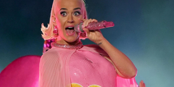Katy Perry mellszívóval buzdítja az amerikaiakat– Videó