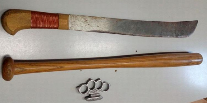 Kábítószer, machete és baseball ütő került elő egy autóból