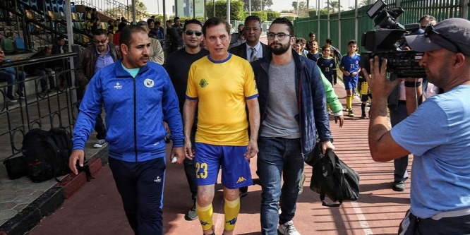 Hetvenöt éves csatár lehet a világ legidősebb profi futballistája - videó