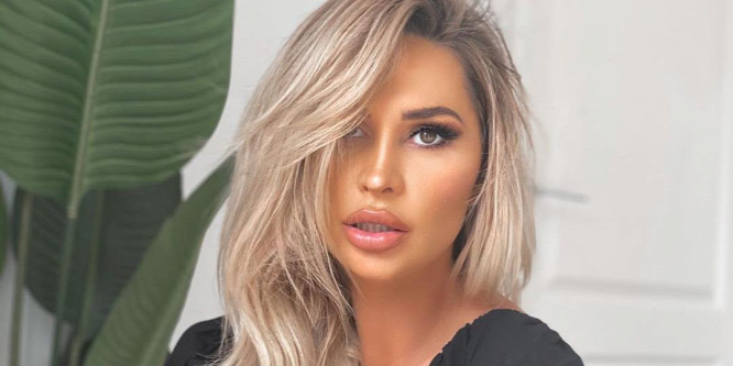Melltartó nélkül szexizett a parton a kebelcsoda, Rosanna Arkle